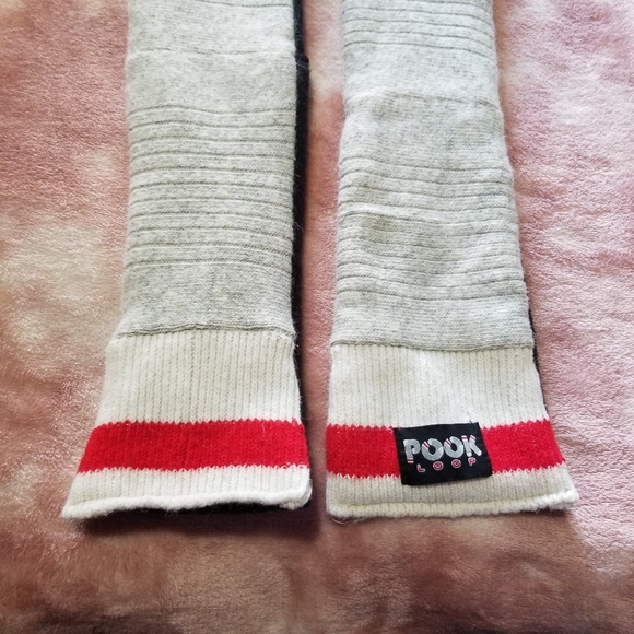 Pool Loop Wool Blend Scarf With Built In Mittens - Picture 8 of 9